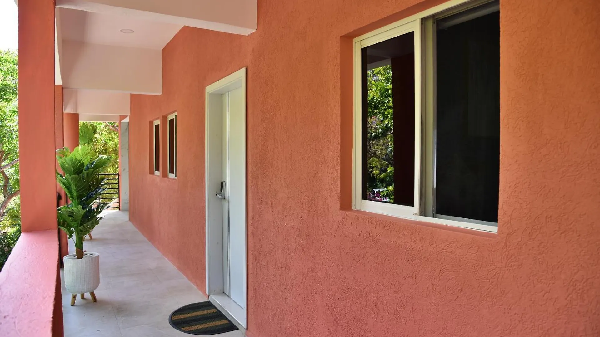 Lsstonethrow Apts Montego Bay